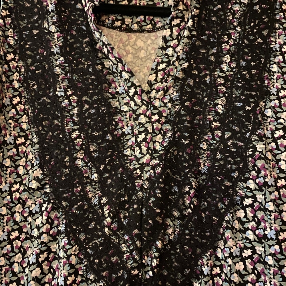 Ruby Ribbons V-Neck Lace Blouse - Picture 2 of 6